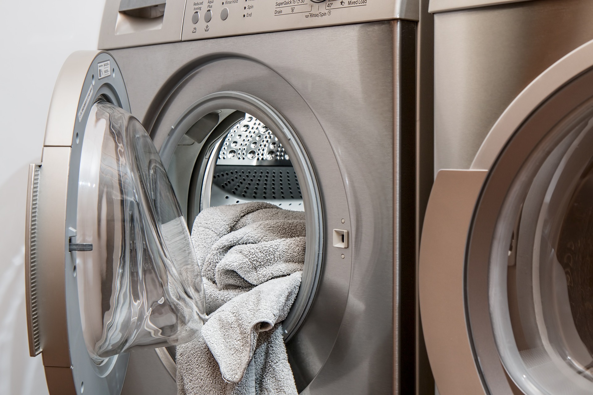 Laundry machine with QR code